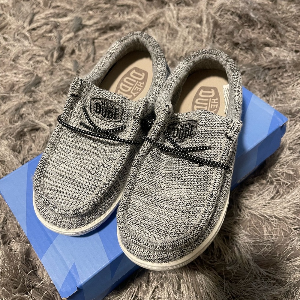BRAND NEW kids hey dude’s